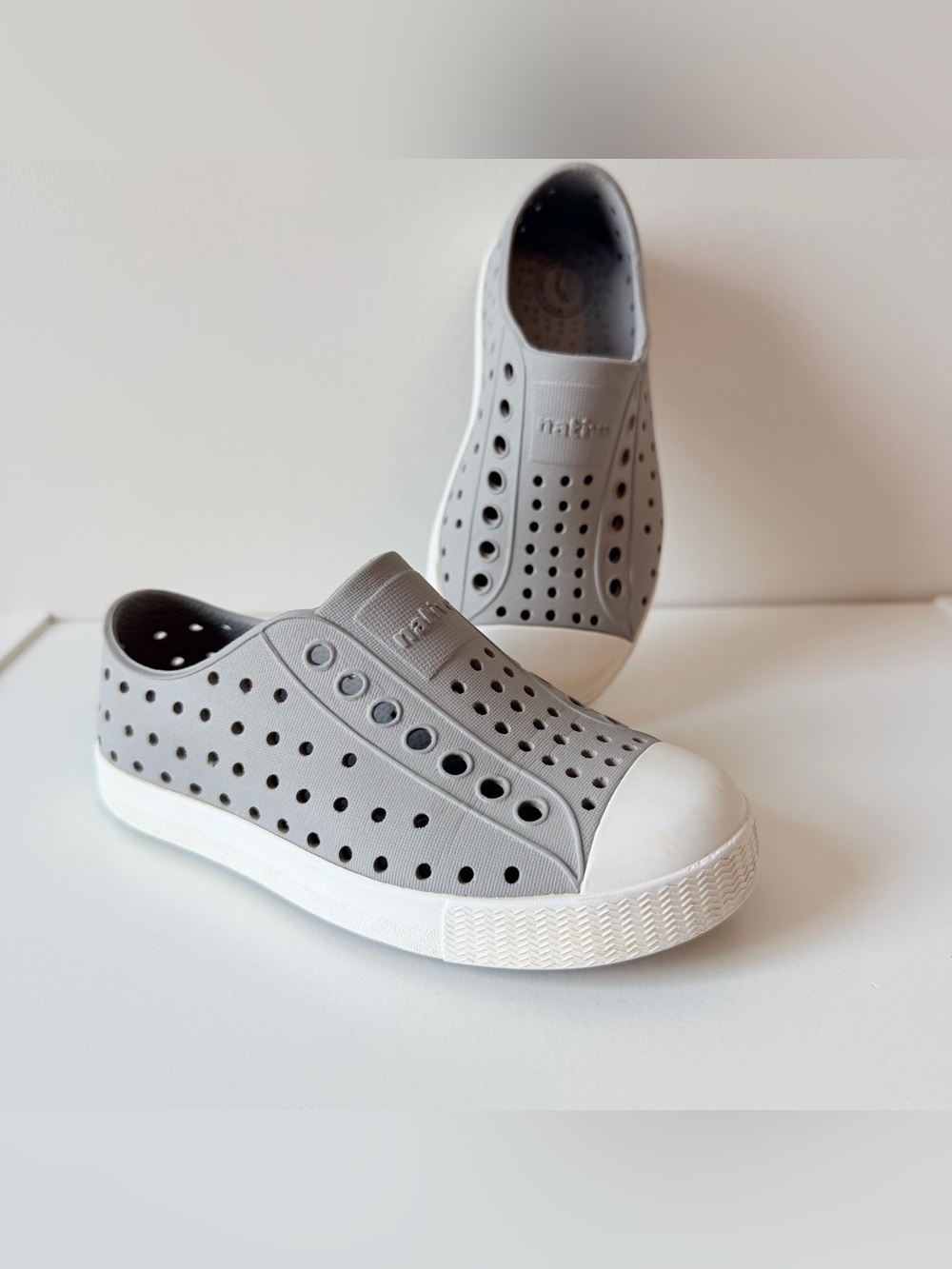 Native Kids Slip-On Jefferson Shoes in Gray with White Toe Size 9